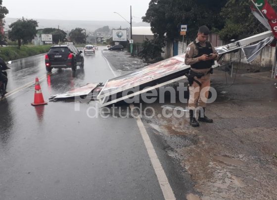 Ventania derruba outdoor na MG-424, em Matozinhos