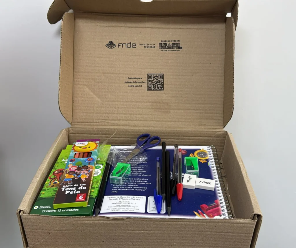 6 mil kits escolares começam a ser distribuídos para alunos da rede municipal de Pedro Leopoldo