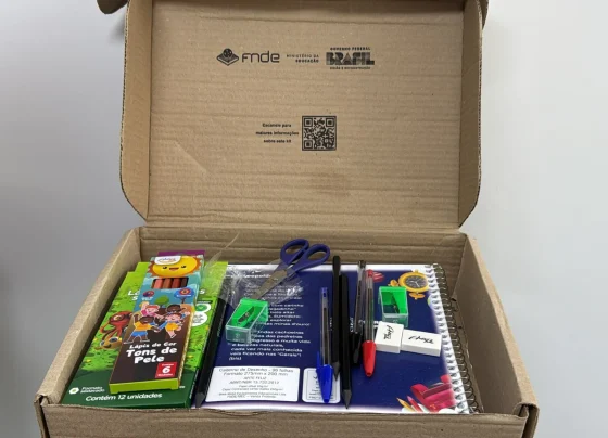 6 mil kits escolares começam a ser distribuídos para alunos da rede municipal de Pedro Leopoldo