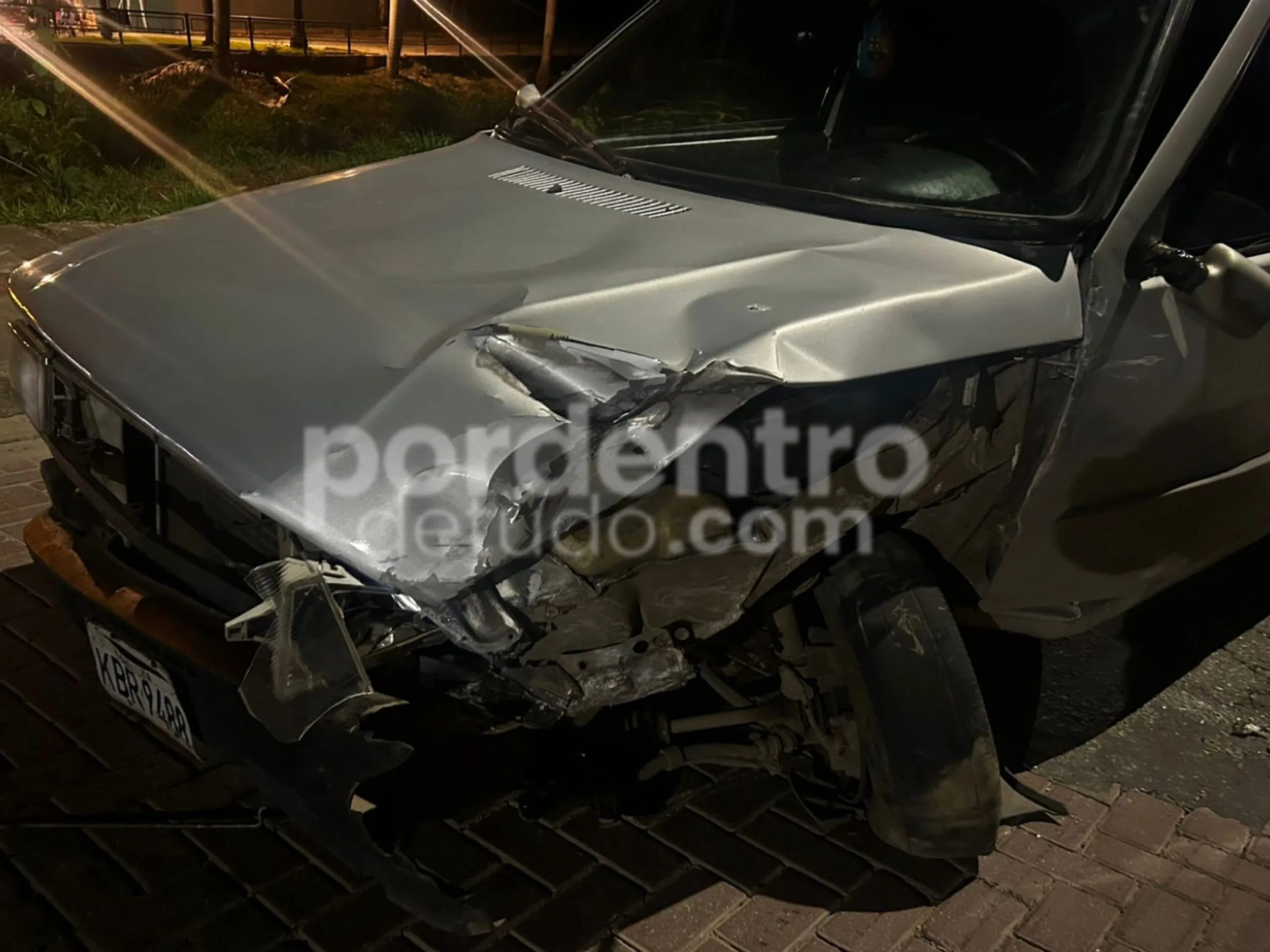 Batida lateral entre carros mobiliza polícia no Centro de Pedro Leopoldo durante a madrugada