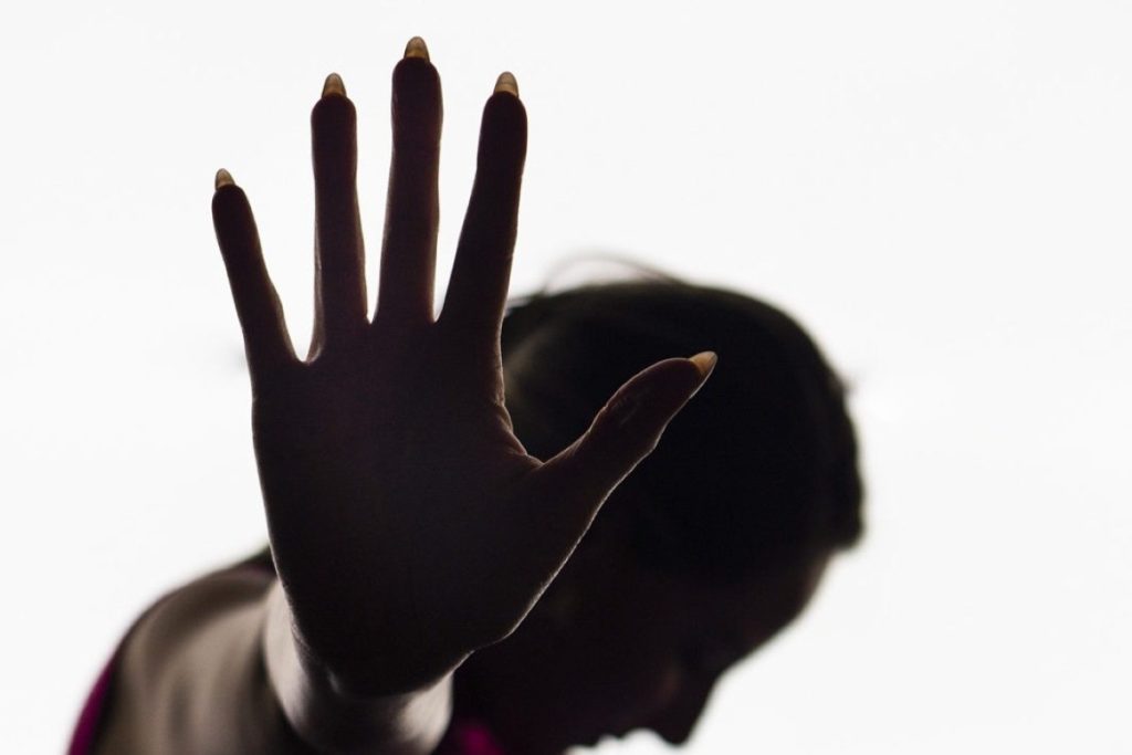 Briga por ciúmes termina com adolescente agredida em supermercado
