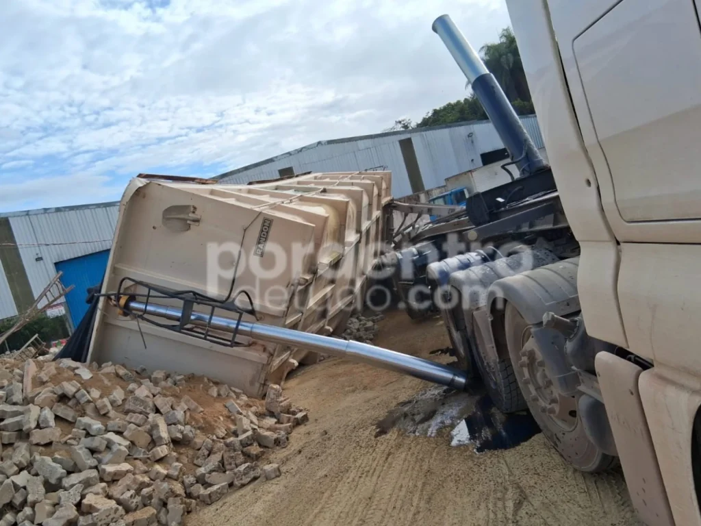 Caminhão tomba durante descarregamento em Pedro Leopoldo