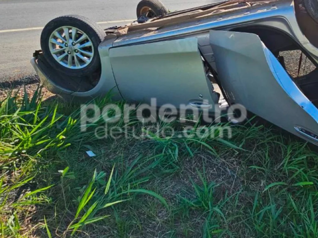 Capotamento deixa casal ferido na MG-424, em Pedro Leopoldo