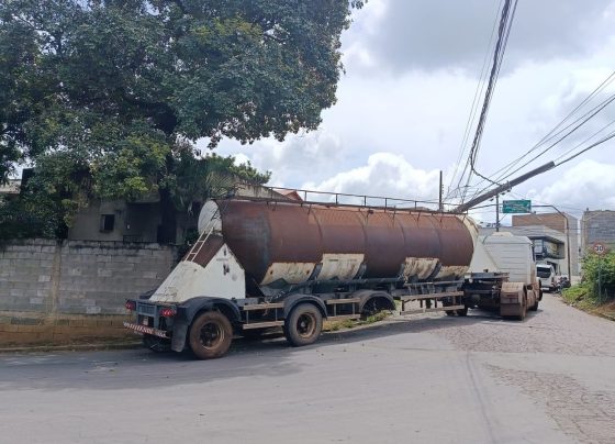 Carreta atinge fiação e derruba poste no bairro São Sebastião em Matozinhos