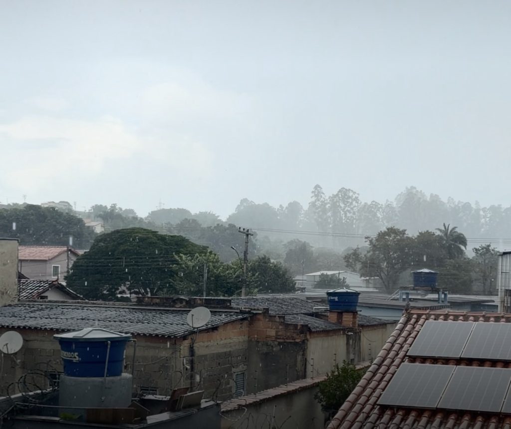 Chuva forte com raios atinge Matozinhos e previsão indica mais temporais