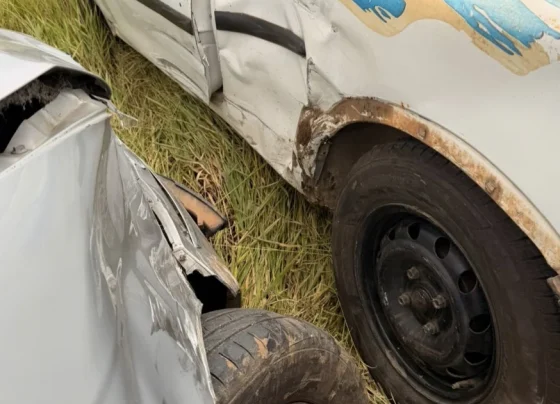 Colisão entre dois carros termina com veículos em lote vago em Pedro Leopoldo