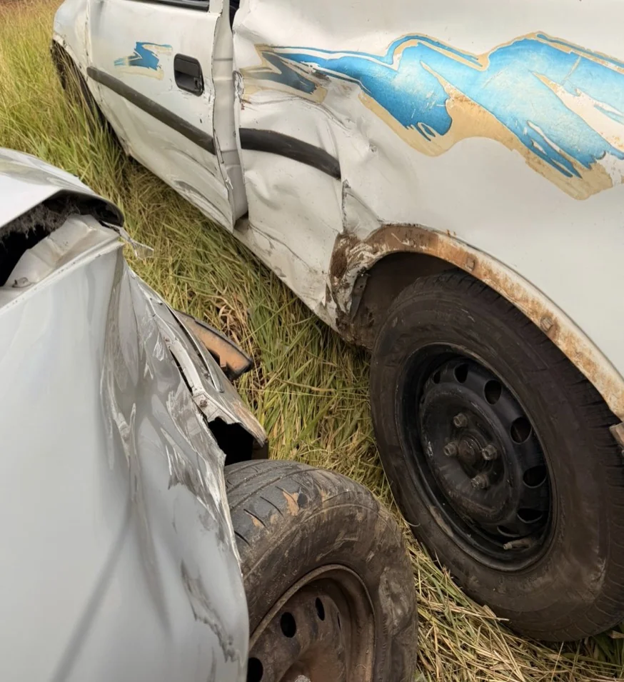 Colisão entre dois carros termina com veículos em lote vago em Pedro Leopoldo