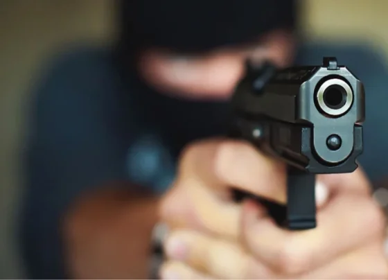 Invasão planejada: criminosos rendem vítimas e fogem com arsenal em Sete Lagoas