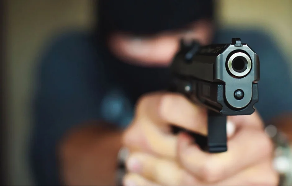 Invasão planejada: criminosos rendem vítimas e fogem com arsenal em Sete Lagoas