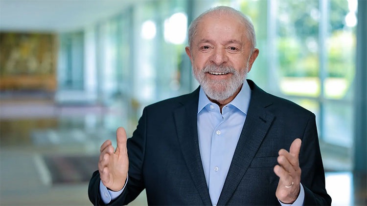 Lula anuncia entrega de mil ônibus escolares durante visita em Sete Lagoas