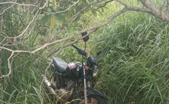 Motocicleta roubada é localizada em área de mata em Sete Lagoas
