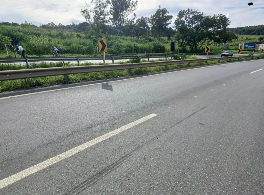 Motociclista fica ferida após tombamento na MG-424