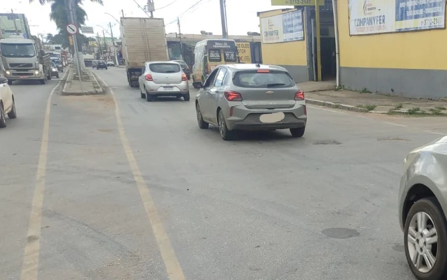 Motociclista fica ferido após colisão com caminhão em cruzamento de Matozinhos