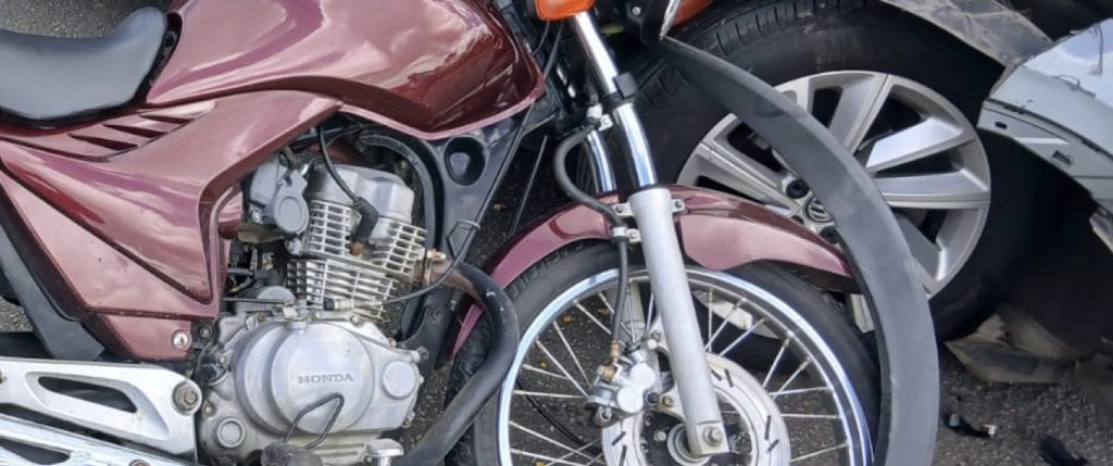 Motociclista fica ferido em acidente entre carro e moto em cruzamento de Pedro Leopoldo