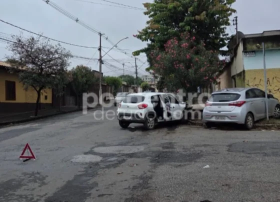 Motorista avança parada, provoca batida e carro atinge muro em Sete Lagoas