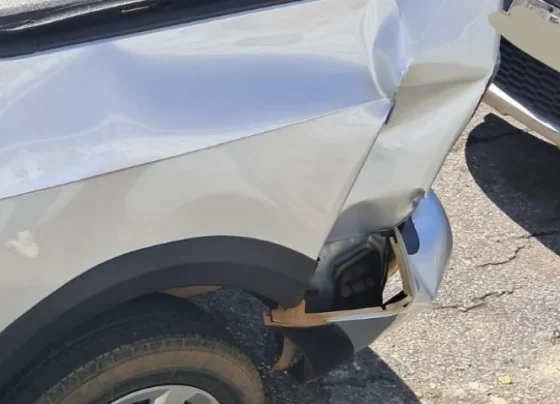 Motorista foge após bater em carro parado no semáforo em Matozinhos