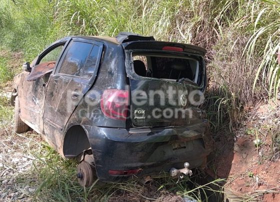 Motorista perde controle ao desviar de animal e carro é saqueado após capotamento em Sete Lagoas