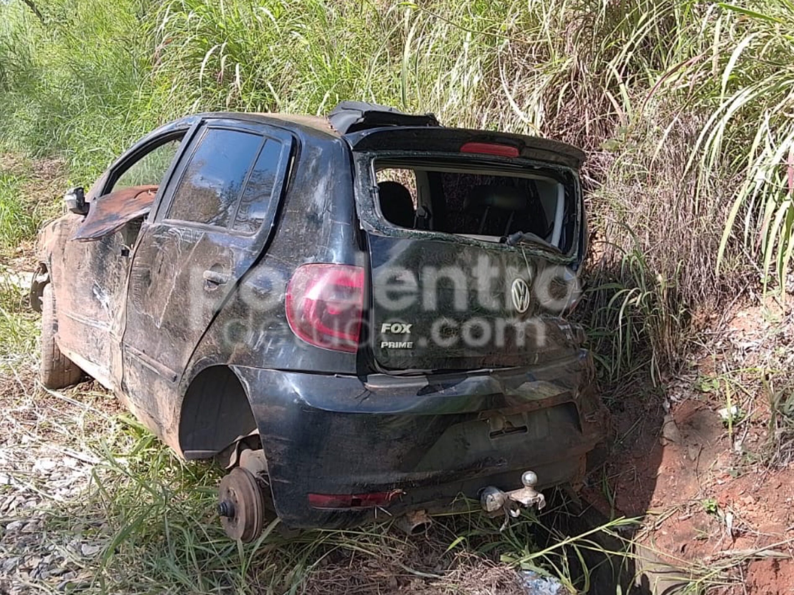 Motorista perde controle ao desviar de animal e carro é saqueado após capotamento em Sete Lagoas