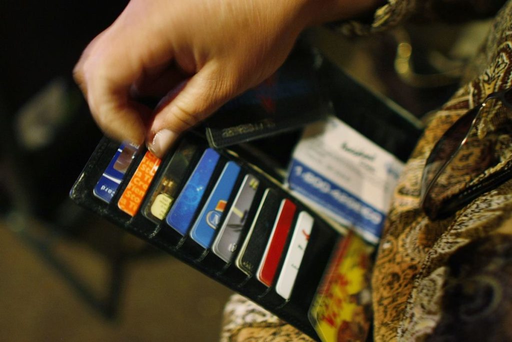 Mulher tem cartões usados em compras após extravio no Centro de Sete Lagoas