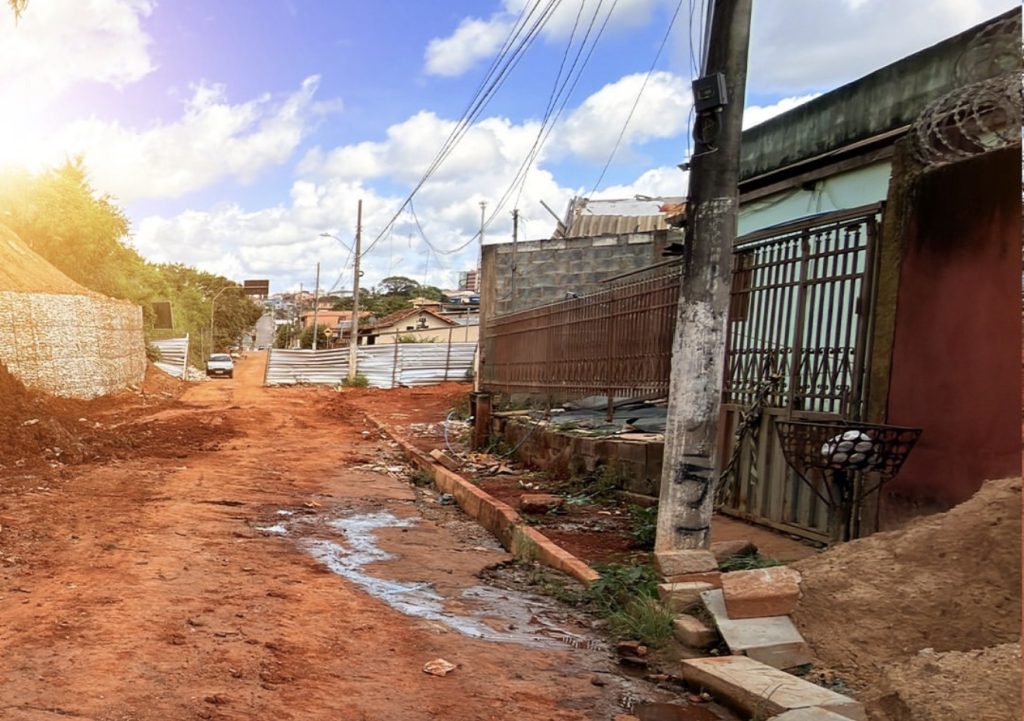 Obra emergencial avança para conter erosão na Rua Bonfim, em Matozinhos