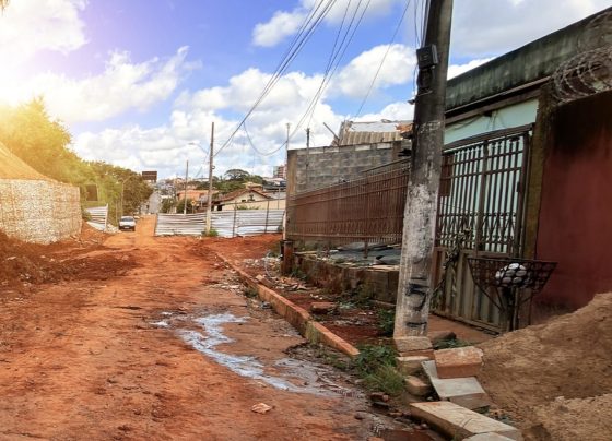 Obra emergencial avança para conter erosão na Rua Bonfim, em Matozinhos