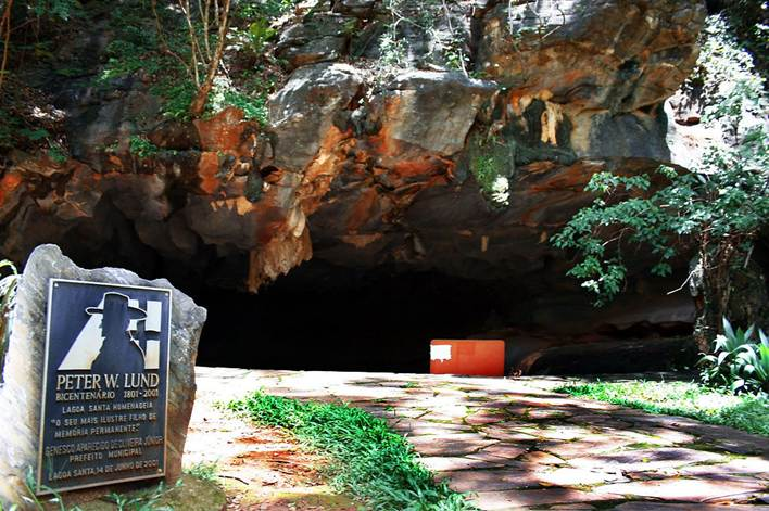 Parque do Sumidouro, entre Lagoa Santa e Pedro Leopoldo, reúne gruta, lagoa e museu em cenário único