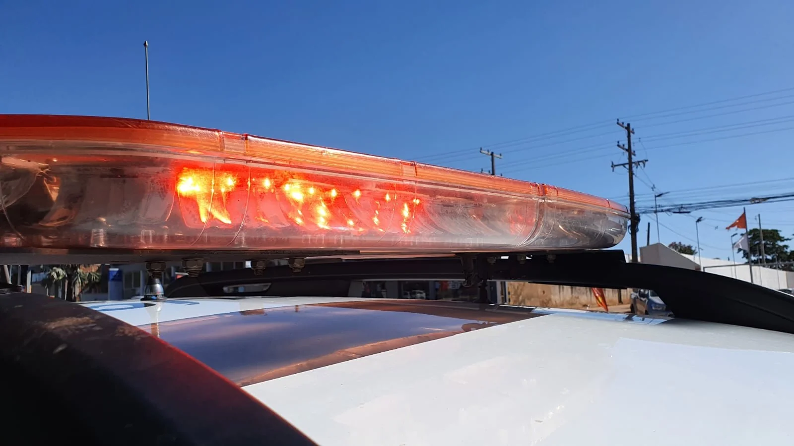 Pedra arremessada atinge carro e causa prejuízo em Matozinhos