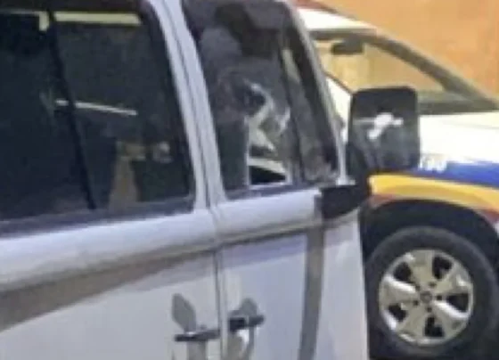 Pedra é arremessada e quebra vidro de Kombi estacionada durante a madrugada em Sete Lagoas