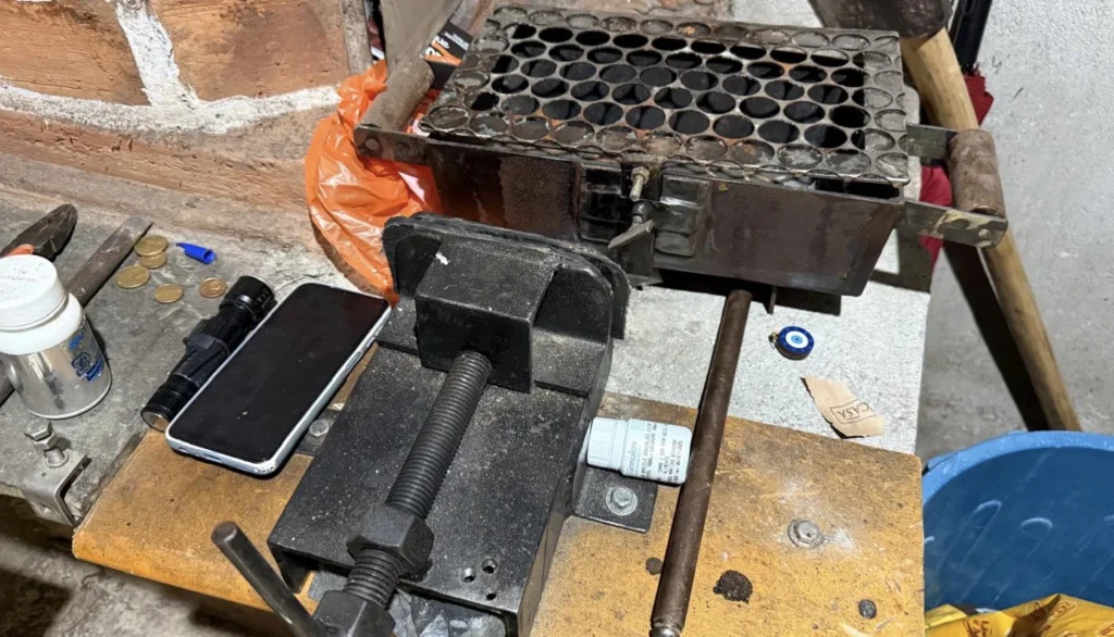 Suspeito é preso com fábrica clandestina de armas em casa em Sete Lagoas