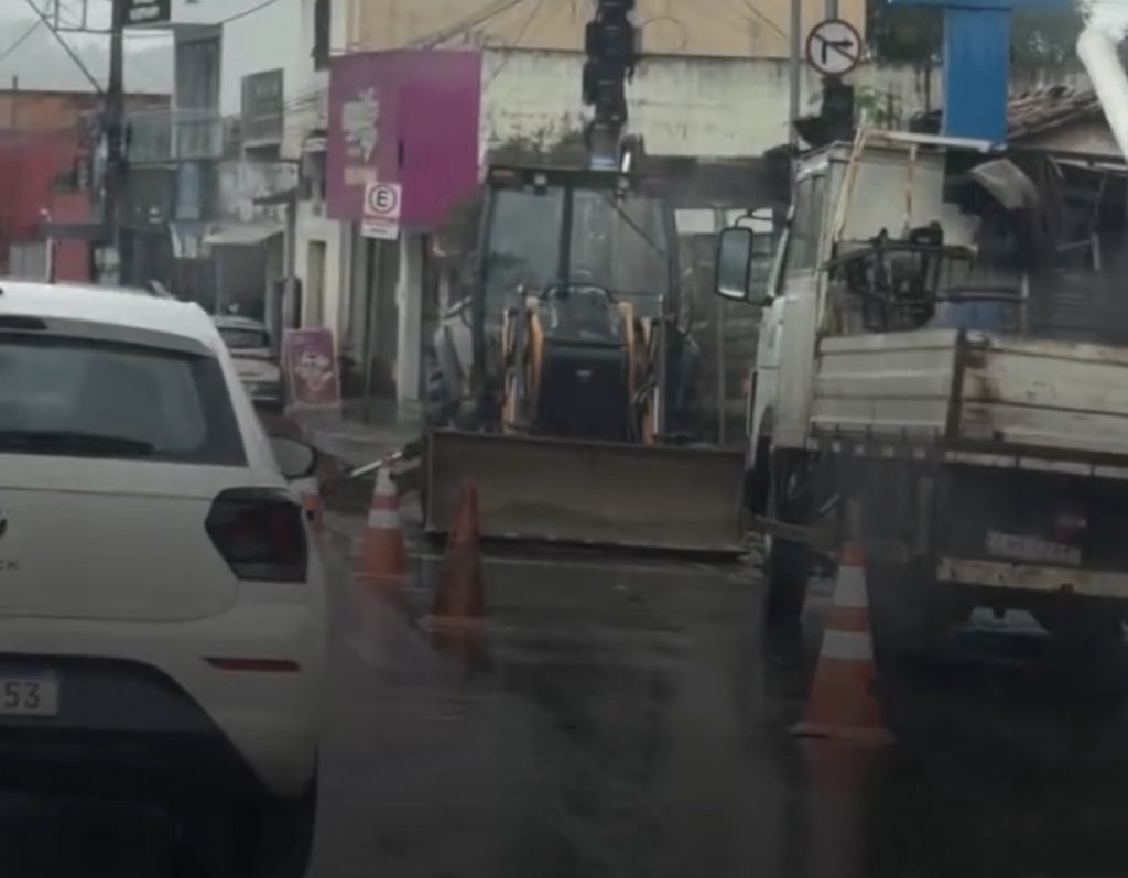 VÍDEO: Adutora se rompe durante a madrugada e causa transtornos em Matozinhos