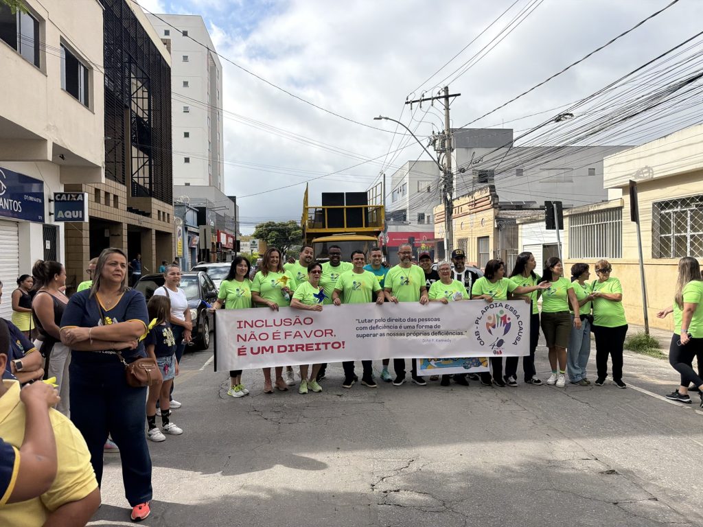 VÍDEO: Caminhada pela inclusão começa e segue até a Praça da Prefeitura em Pedro Leopoldo