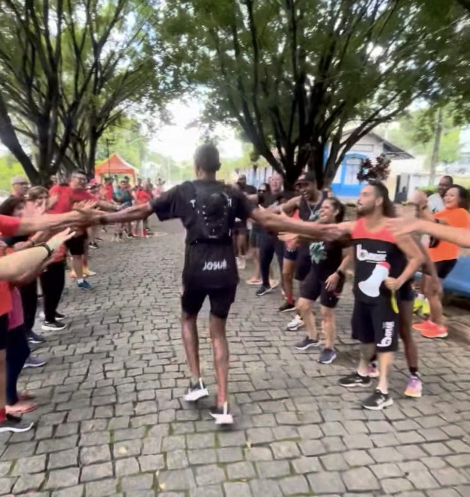 VÍDEO: Corredor de Pedro Leopoldo inicia corrida à meia-noite, completa 101 km e é recebido por equipe e familiares