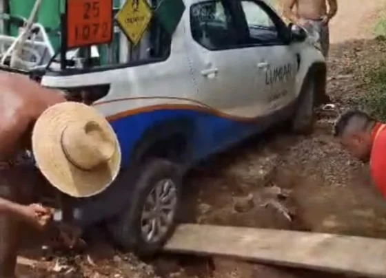 VÍDEO: Moradores enfrentam dificuldades para transportar cilindro de oxigênio para paciente em rua intransitável de Matozinhos
