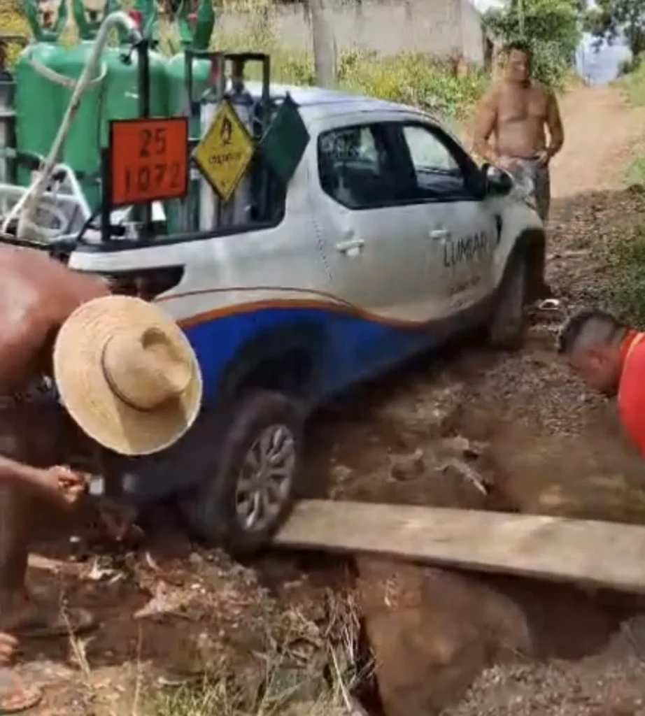 VÍDEO: Moradores enfrentam dificuldades para transportar cilindro de oxigênio para paciente em rua intransitável de Matozinhos