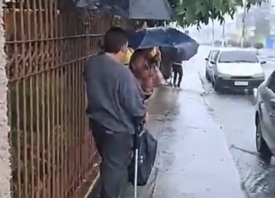 VÍDEO: Moradores reclamam de espera por cestas básicas sob chuva em Matozinhos
