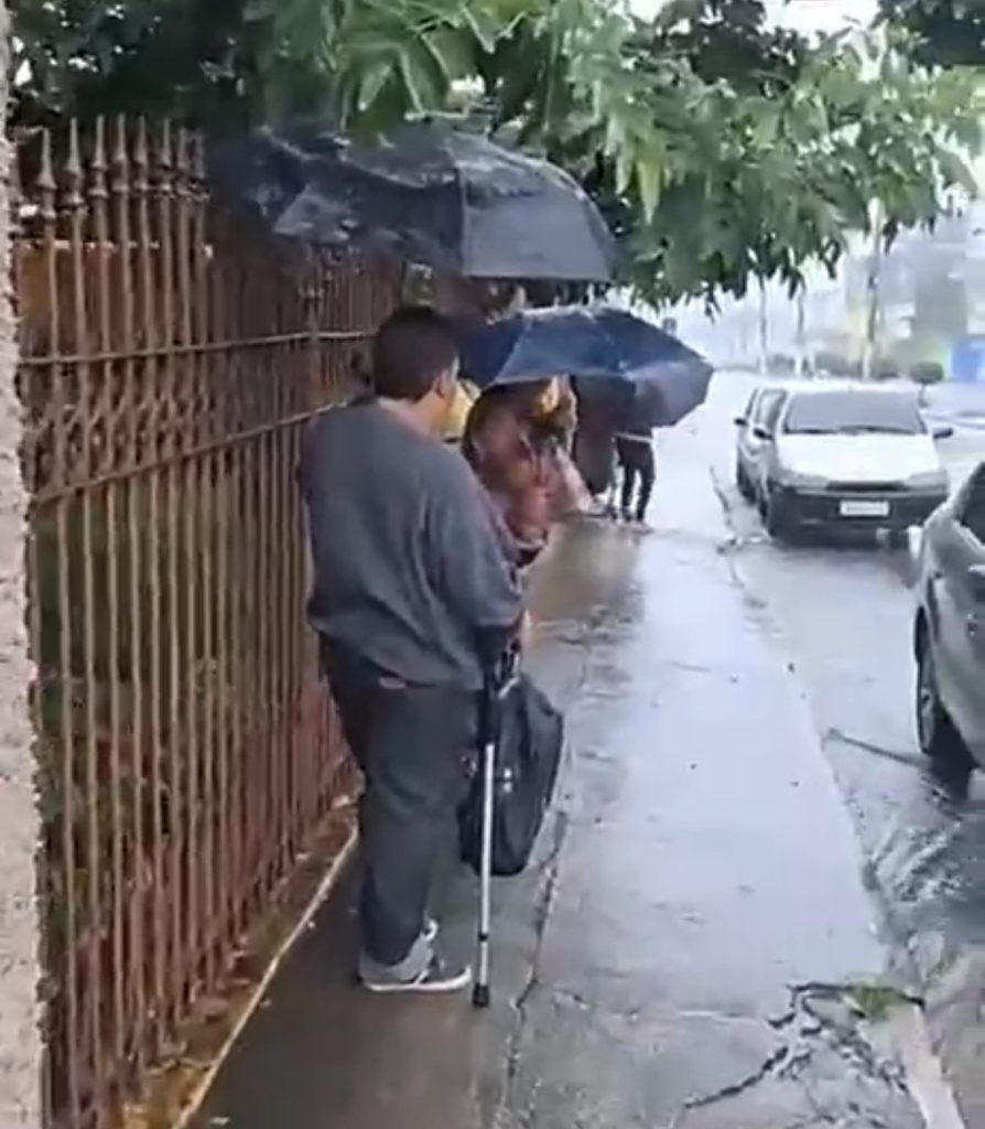 VÍDEO: Moradores reclamam de espera por cestas básicas sob chuva em Matozinhos