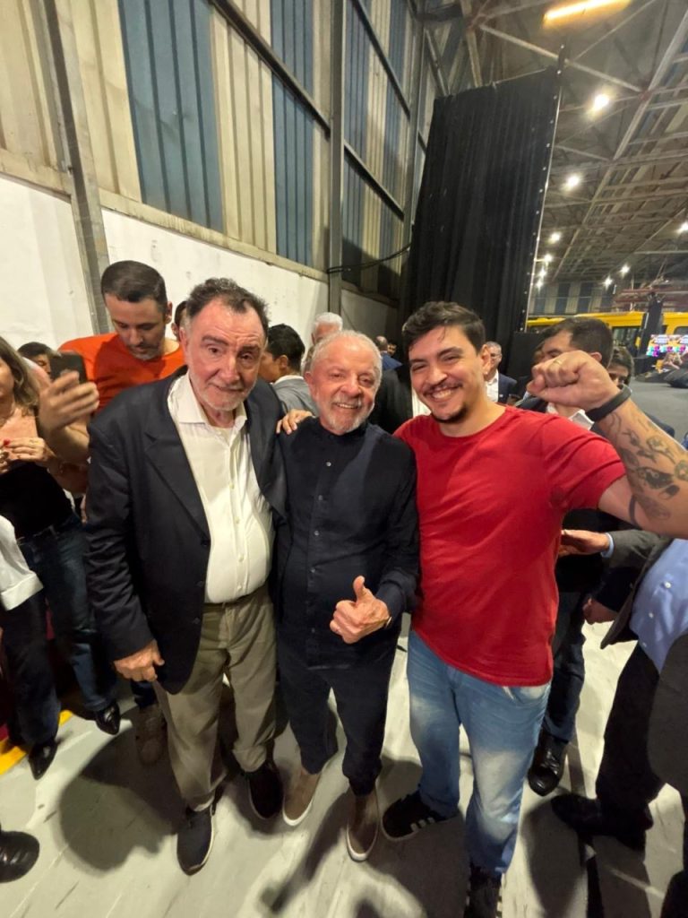 Vereador de Pedro Leopoldo tira foto com Lula durante entrega de ônibus em Sete Lagoas