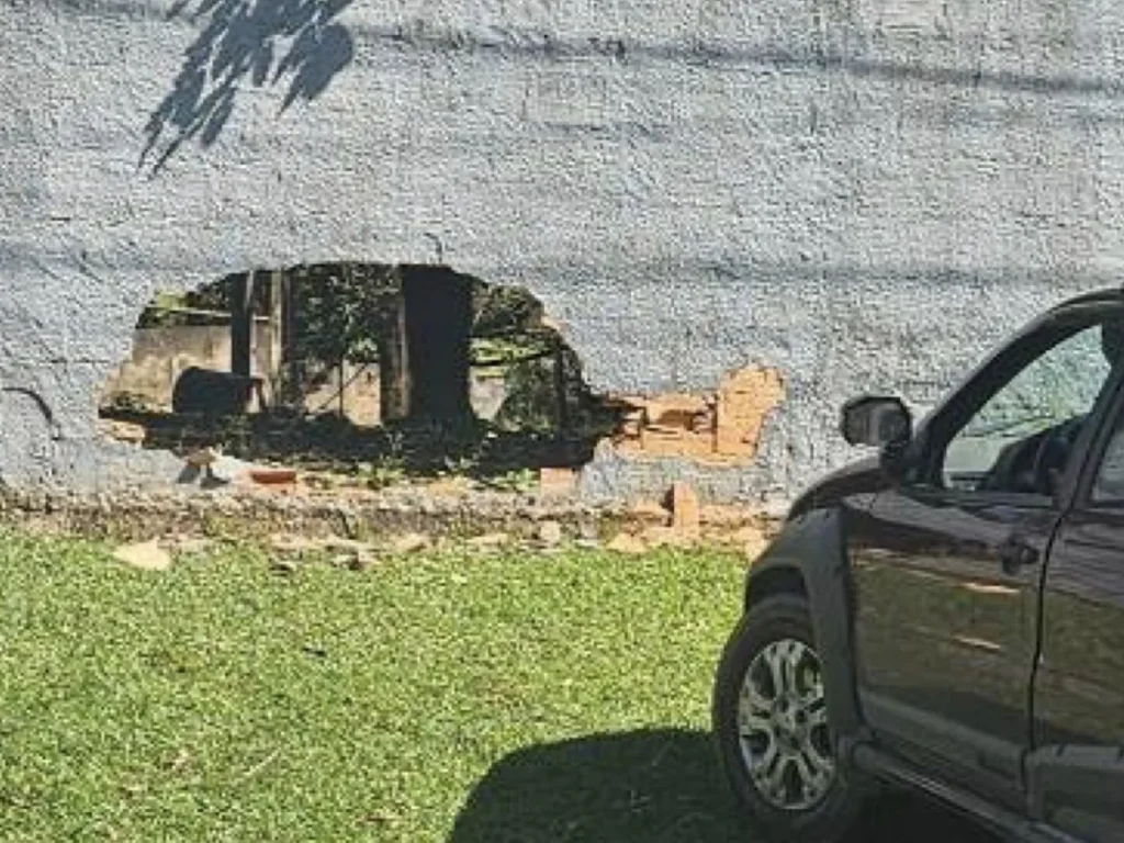 Acidente entre veículos deixa prejuízos e danifica muro em Pedro Leopoldo