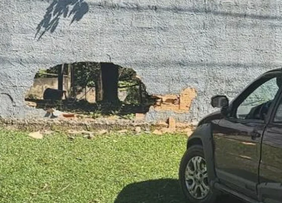 Acidente entre veículos deixa prejuízos e danifica muro em Pedro Leopoldo