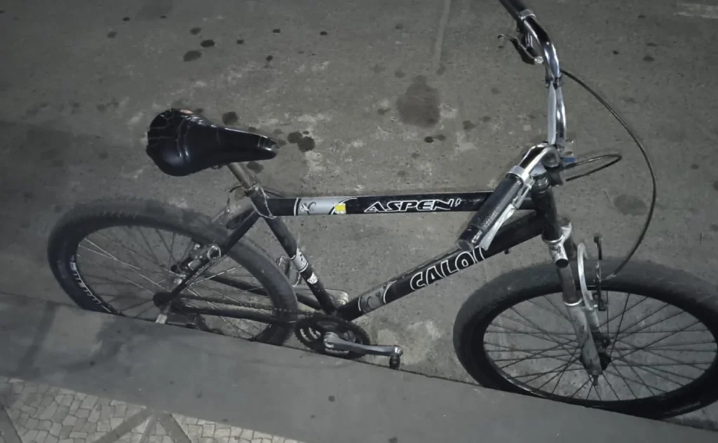 Adolescente em bicicleta colide com caminhonete após manobra perigosa em Sete Lagoas