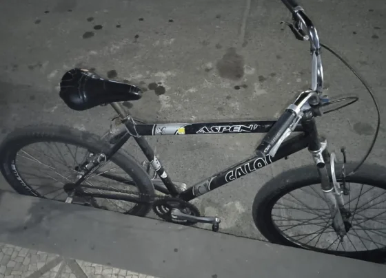 Adolescente em bicicleta colide com caminhonete após manobra perigosa em Sete Lagoas