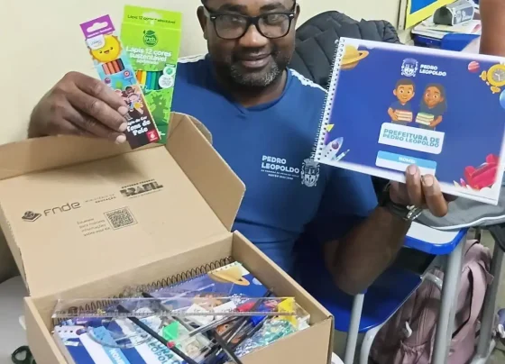 Alunos da EJA recebem kits escolares e reforçam acesso à educação em Pedro Leopoldo