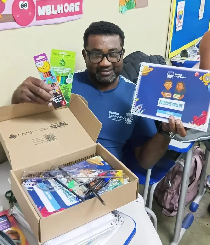 Alunos da EJA recebem kits escolares e reforçam acesso à educação em Pedro Leopoldo