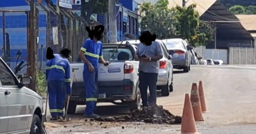 Após reportagem, manutenção da COPASA é realizada em vazamento que persistia há meses em Pedro Leopoldo