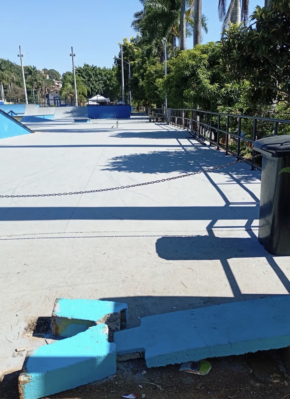 Banco é destruído em pista de skate na Praça da Estação em Pedro Leopoldo