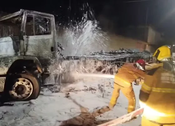 Caminhão-tanque com produto químico pega fogo em Sete Lagoas e mobiliza bombeiros
