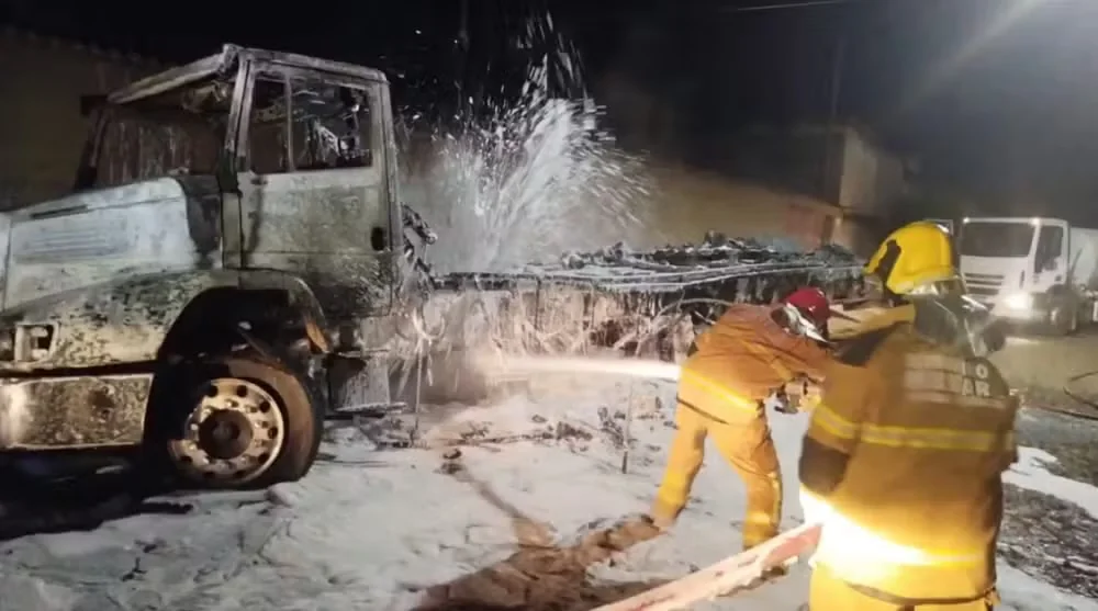 Caminhão-tanque com produto químico pega fogo em Sete Lagoas e mobiliza bombeiros