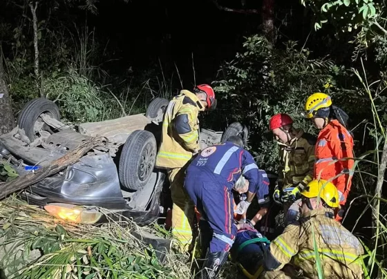 Capotamento na MG-238 deixa mulher morta e três feridos em Inhaúma