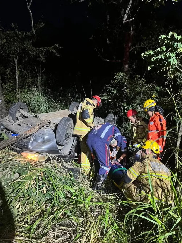 Capotamento na MG-238 deixa mulher morta e três feridos em Inhaúma