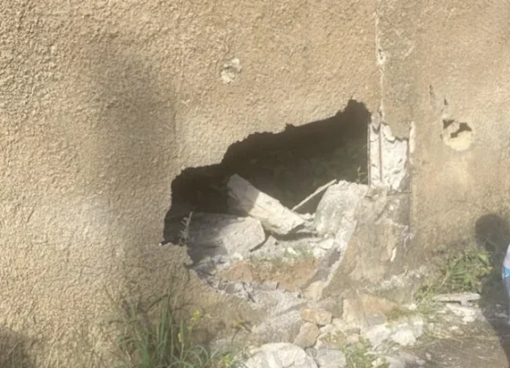 Carro atinge muro de casa e motorista foge sem prestar socorro em Matozinhos